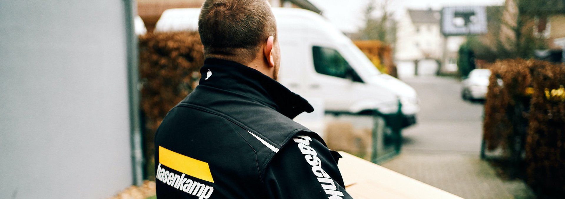 Foto eines Mitarbeiters von hinten, auf seiner Weste trägt er einen hasenkamp Aufdruck.