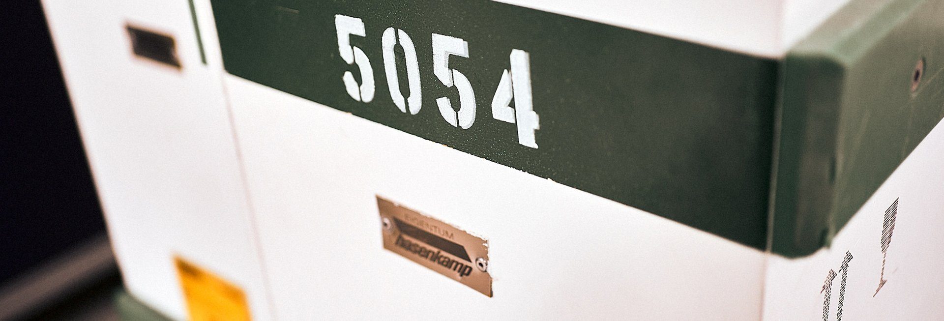 Eine weiße hasenkamp Transportbox mit dem Aufdruck "5054".