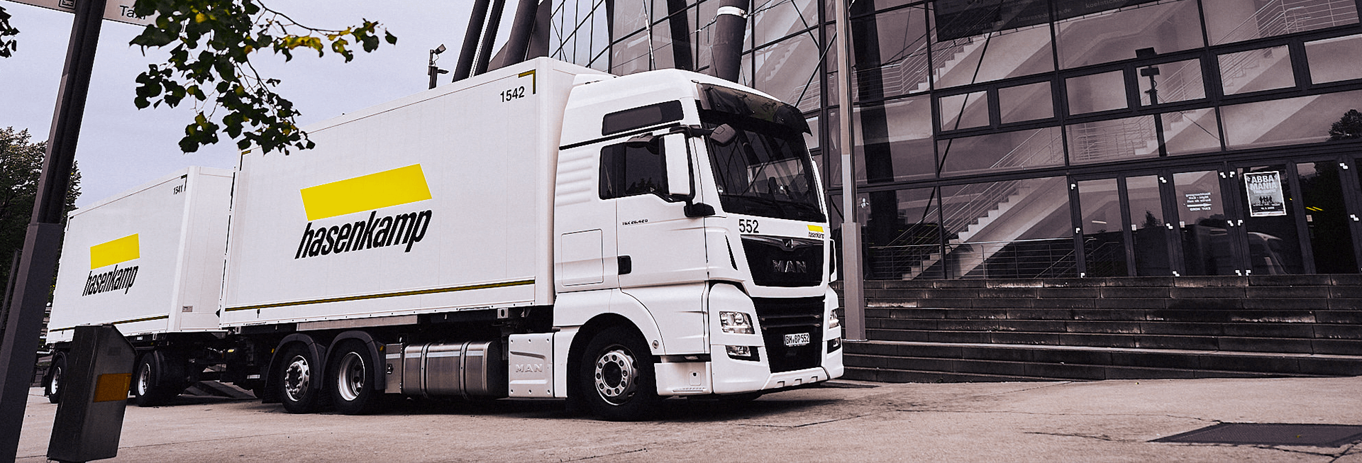 Ein LKW von hasenkamp part vor der Lanxess-Arena.