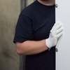 Arm eines hasenkamp Mitarbeiters, der einen Handschuh trägt