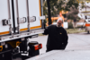 Ein hasenkamp Mitarbeiter öffnet die Heckklappe eines LKW.