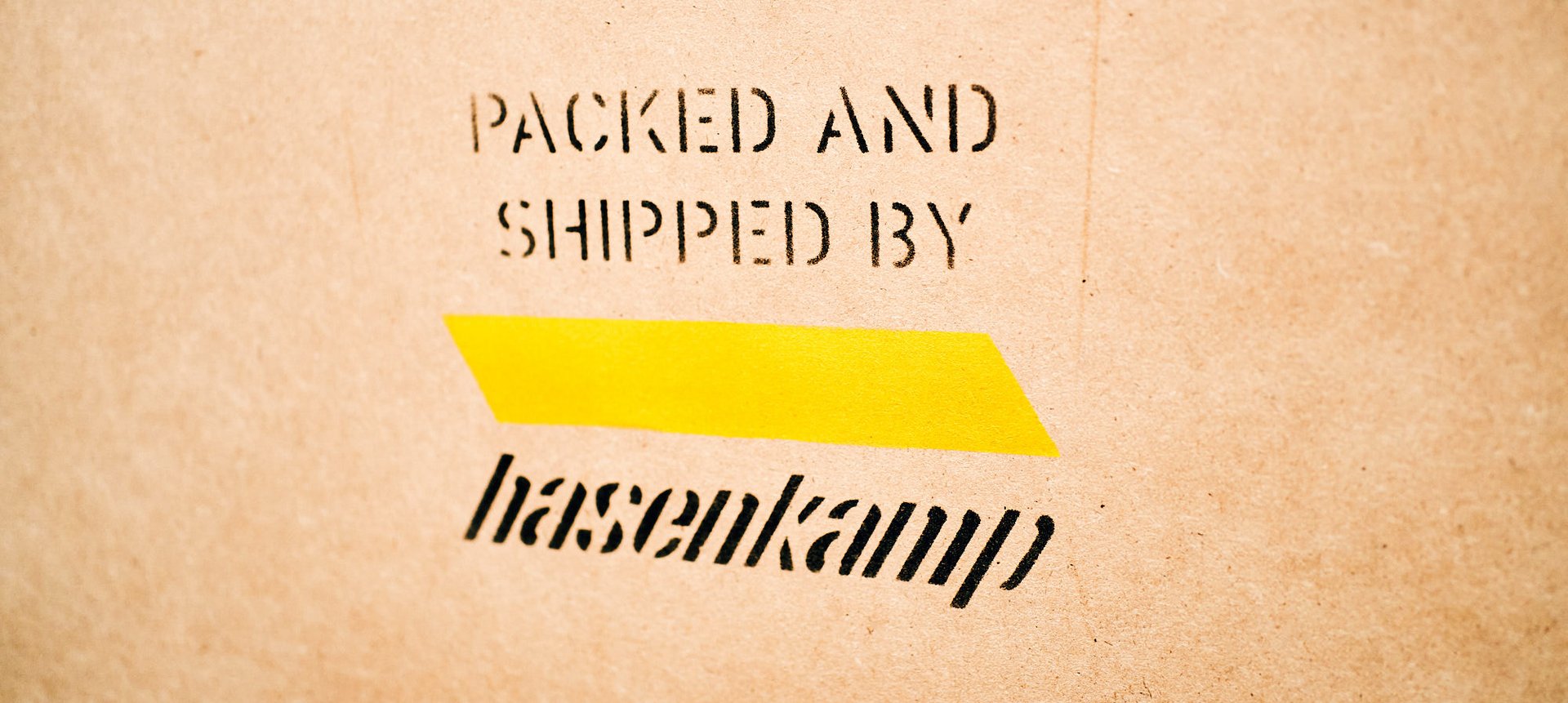 Sehr nah aufgenommenes Bild von einer Transportkiste mit hasenkamp Aufdruck.