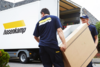 Zwei hasenkamp Mitarbeiter tragen eine Transportkiste aus einem LKW.