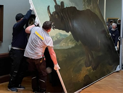 Mehrere hasenkamp Mitarbeiter tragen das Bild Clara von Jean-Baptiste Oudry.