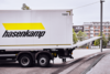 Ein geöffneter LKW mit hasenkamp Aufdruck und geöffneter Heckklappe.