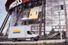 Ein hasenkamp-LKW parkt vor der Lanxess-Arena in Köln.